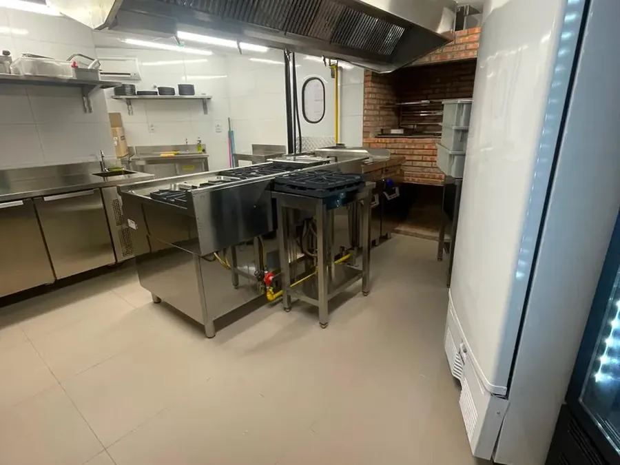 Cozinha industrial - Equipamentos e acabamento completos