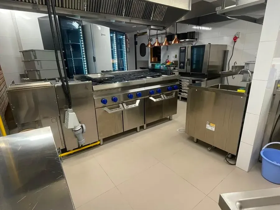 Cozinha industrial - Equipamentos e acabamento completos